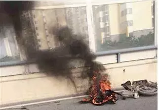 警惕电动车电池突然冒烟并起火！防止充电爆炸要谨记这几点！