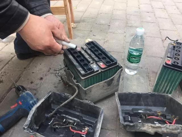 铅酸蓄电池加什么液体_铅酸蓄电池加液后需要充电吗_铅酸电池加液
